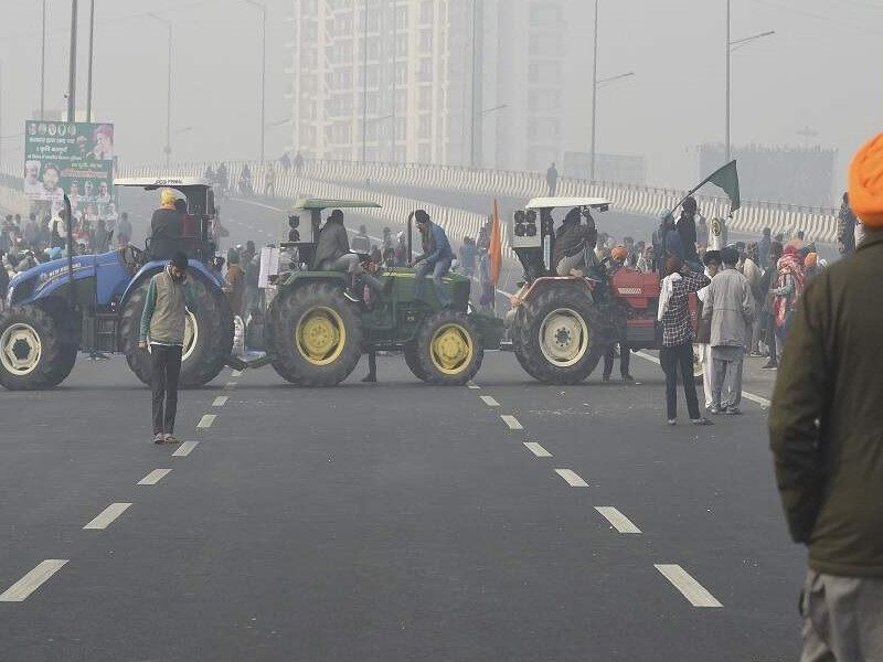 धरनास्थल पर ट्रैक्टर पलटा तो स्टंट पर लगी रोक, किसान नेता बोले-भावनाओं पर काबू रखो