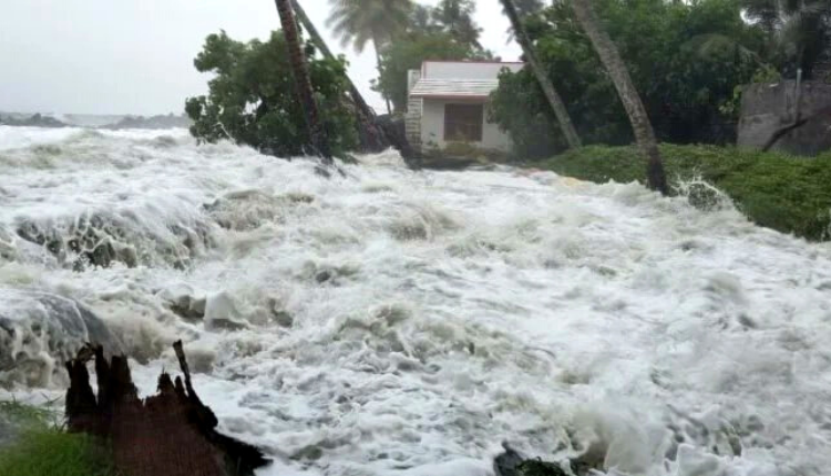 चक्रवाती तूफ़ान ‘तौकती’ ने केरल में मचायी भारी तबाही - Kisan Of India