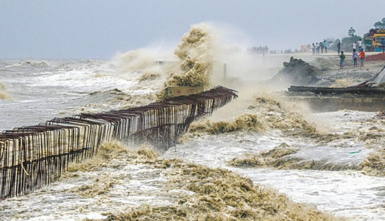Cyclone Yaas hits in Bengal - Kisan of India