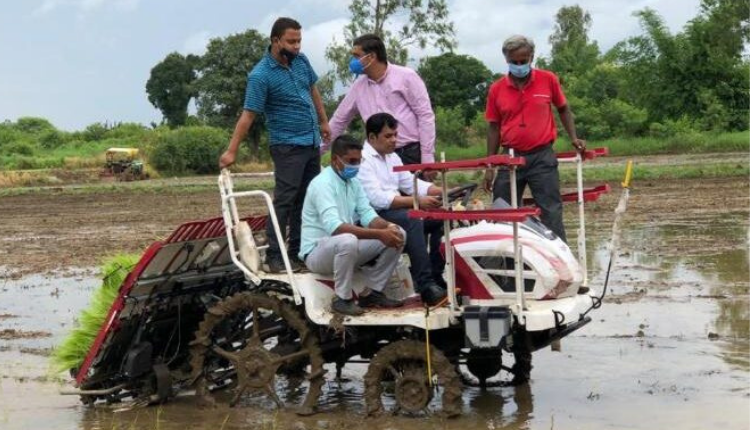 धान रोपने वाली मशीन राइस ट्रांसप्लांटर (Rice Transplanter) से लागत कम और कमाई ज़्यादा, जानिए इस कृषि उपकरण के बारे में