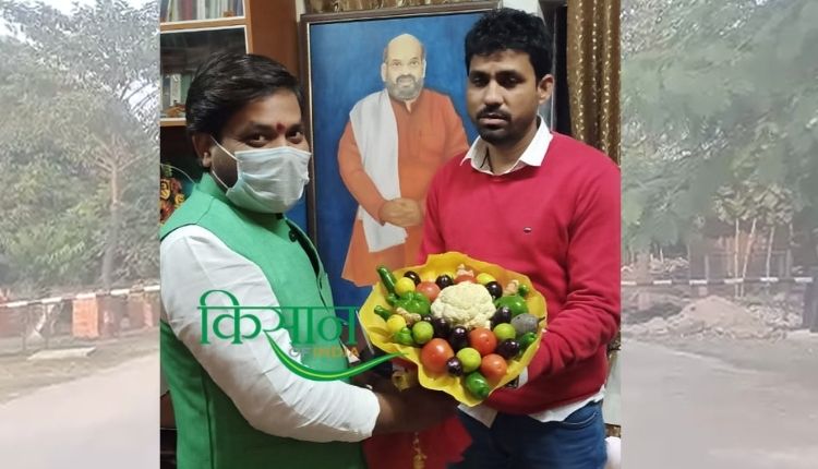 इन युवाओं ने तैयार किया जैविक खेती (Organic Farming) का आधुनिक फ़ार्मिंग मॉडल, हज़ारों की संख्या में किसानों को जोड़ा