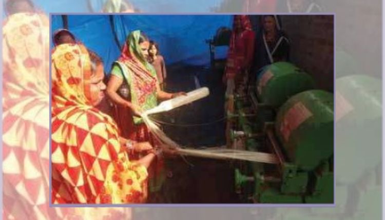 Banana Fiber Products: केले के रेशे से कई उत्पाद तैयार कर रही ये महिलाएं